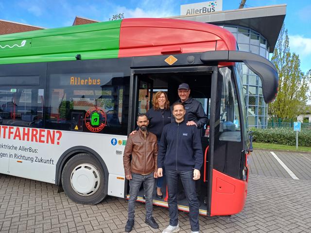 Paten und neue Busfahrer vor einem Elektrobus von AllerBus