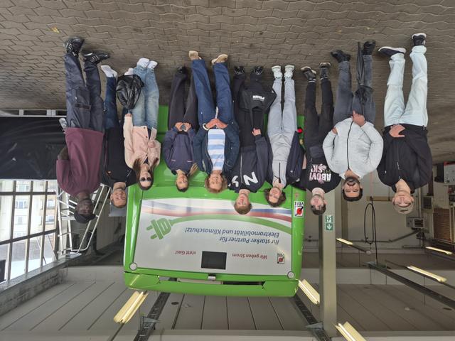 Teilnehmende des Erstorientierungskurses bei AllerBus auf dem Betriebshof in Verden