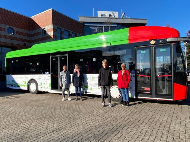 Gruppenfoto vor dem Elektrobus des Klimascout-Projekts