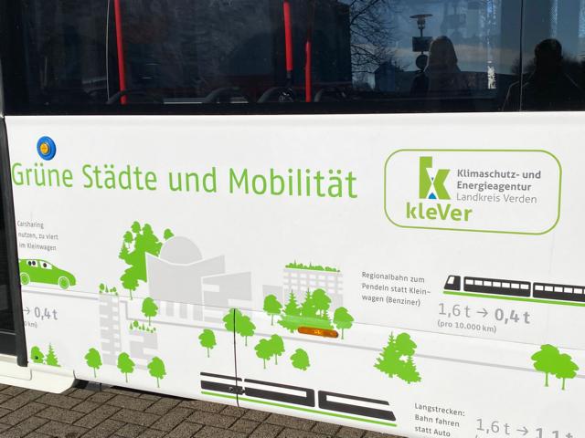 Elektrobus mit der Folierung des Klimascout-Projekts