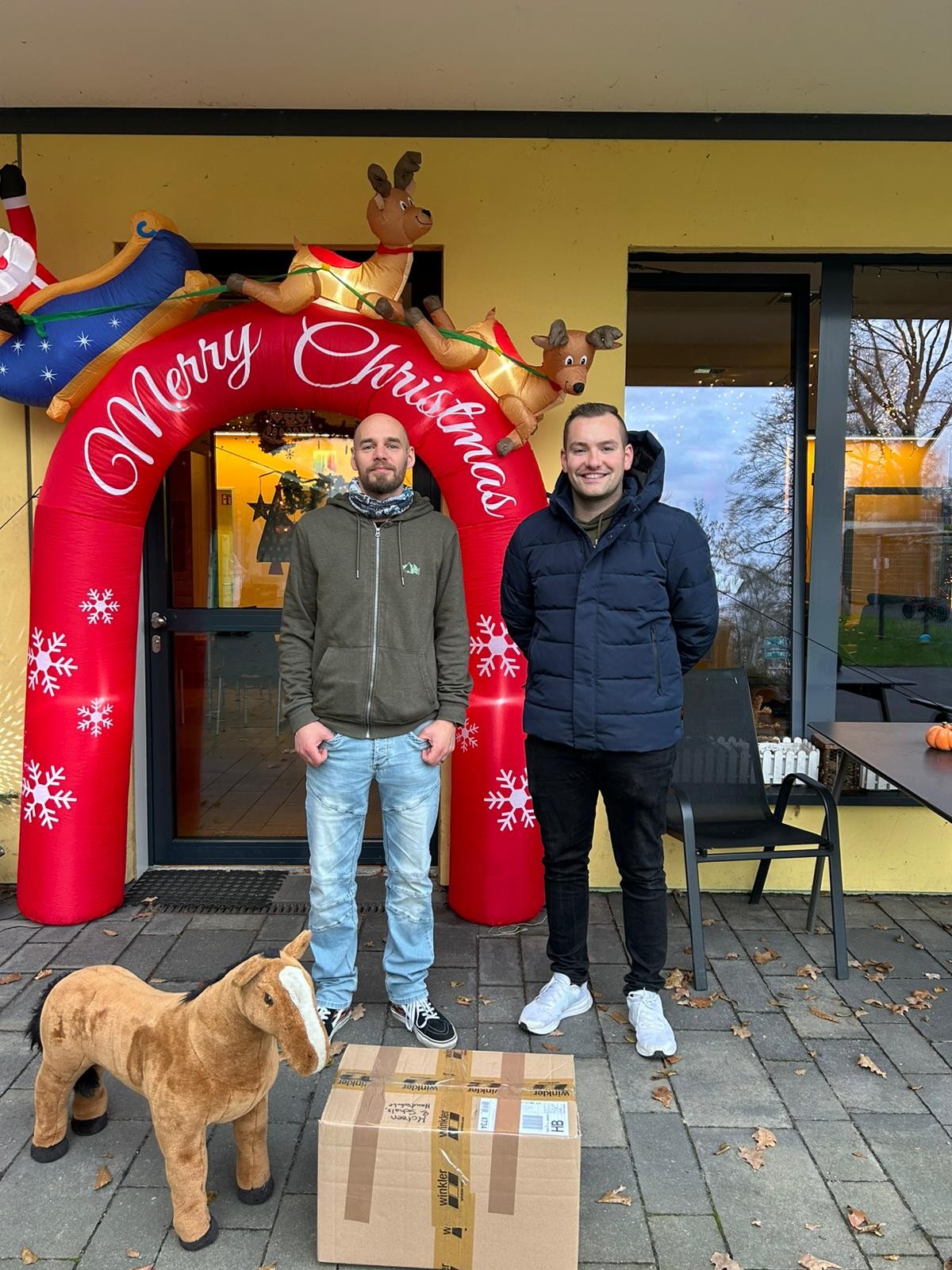 Christian Schnaue und Florian Wulff bei der Spendenübergabe an die Stiftung Friedehorst