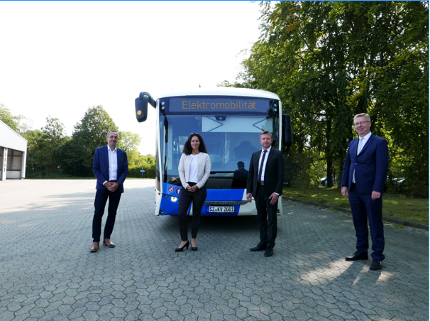 Vertreter der Kooperationspartner bei der gemeinsamen E-Bus-Beschaffung
