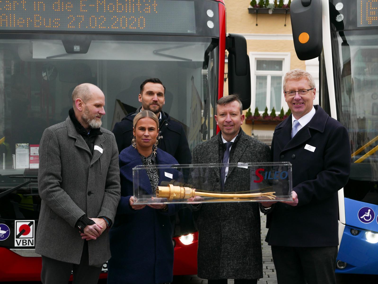 Schlüsselübergabe für den ersten Elektrobus von AllerBus