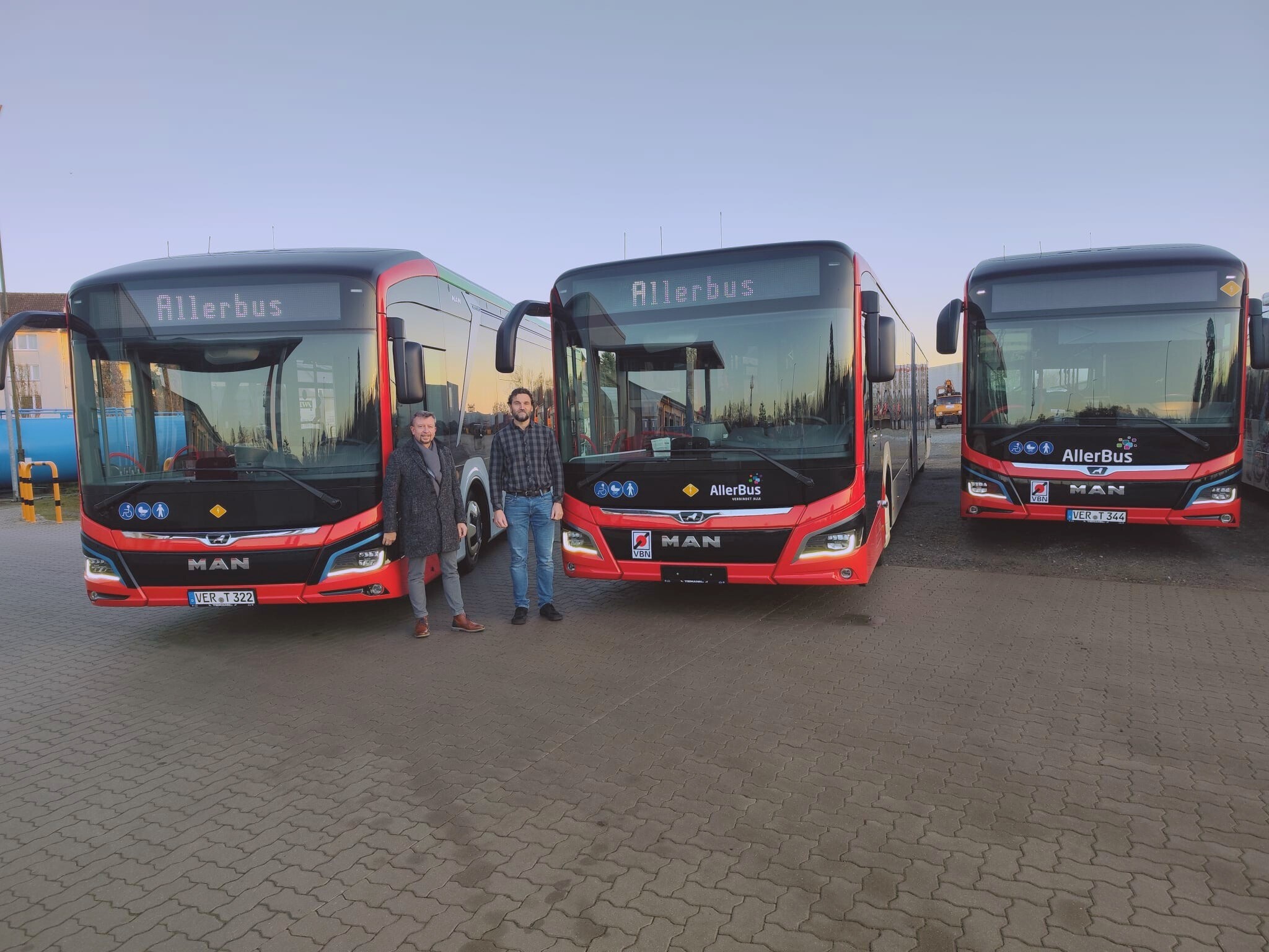 Henning Rohde und Moritz Bruckhoff vor den neuen Bussen